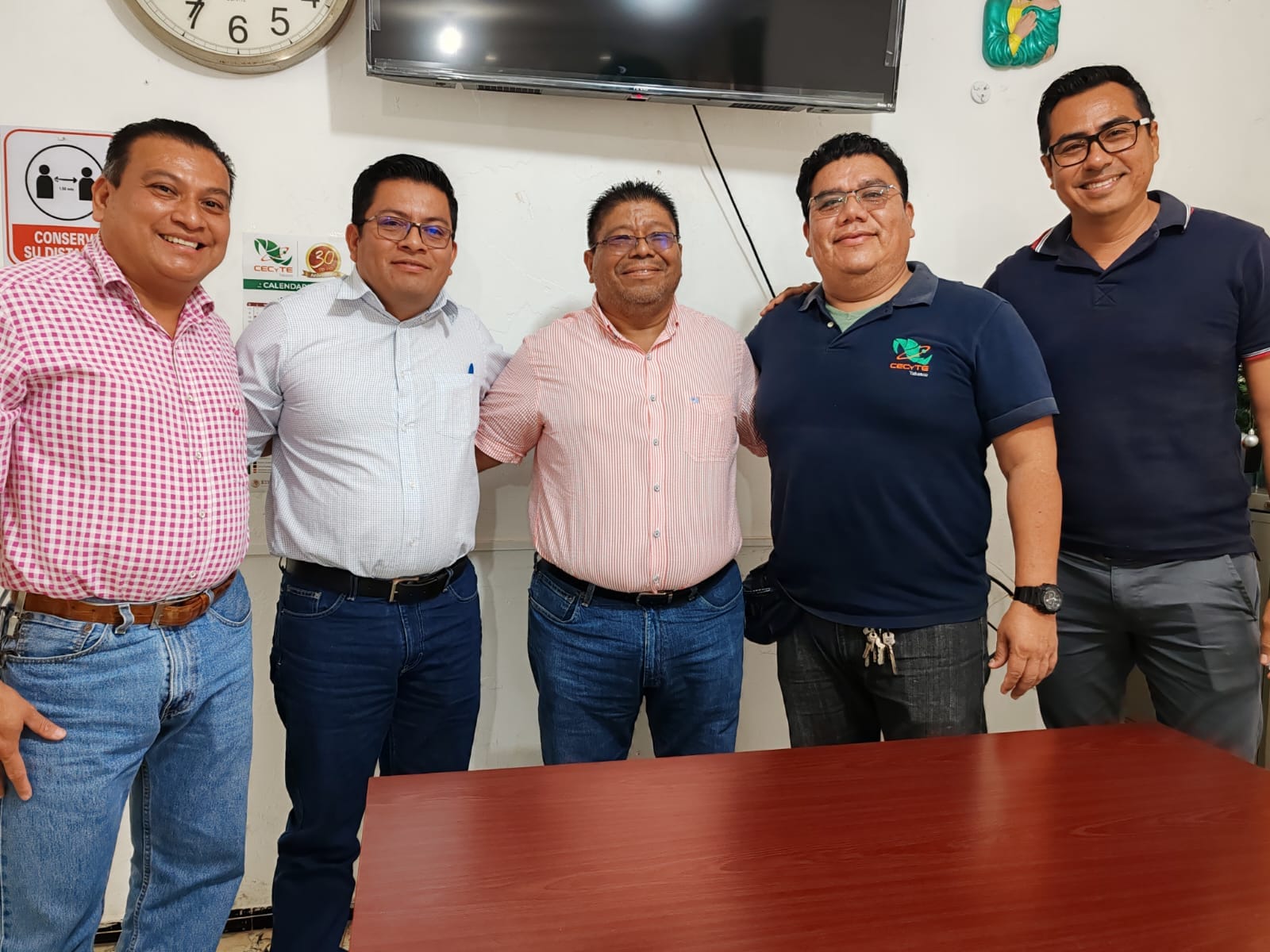 Entrega Secretario Premios de Sorteo Navideño